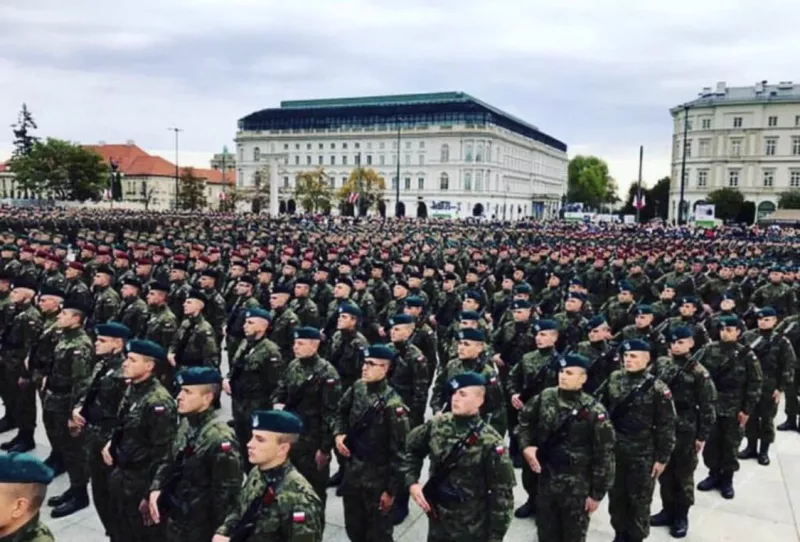 波蘭邊境防衛隊負責人近日向波蘭陸軍要求增派 1 千名陸軍至波白邊境，用以防止非法移民及瓦格納武裝勢力入侵波蘭本土。圖為波蘭軍隊。   圖：翻攝自@visegrad24