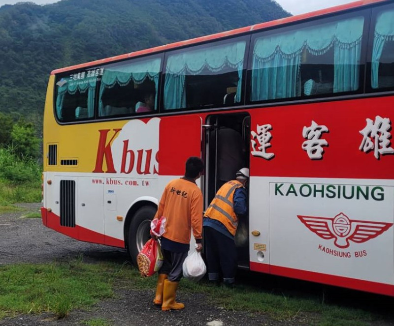 免費接駁公車前往桃源、六龜及旗山等地區。   圖：高雄市原民會提供