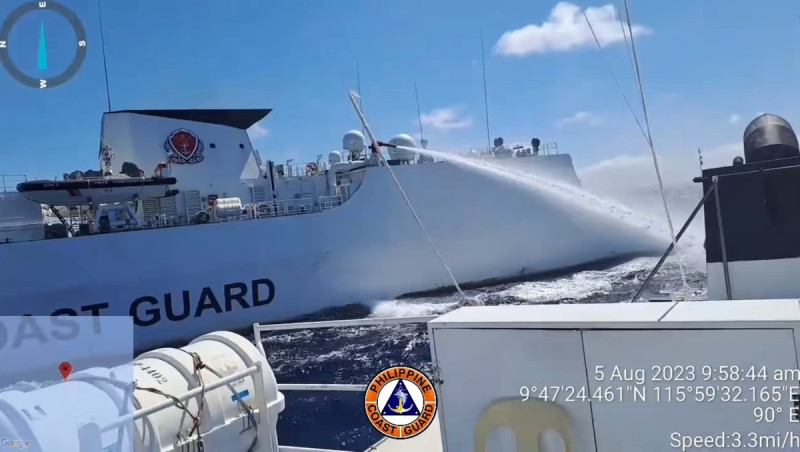 中國海警船於 8 月 5 日使用高壓水砲攻擊菲國船隻。   圖：Philippine Coast Guard 