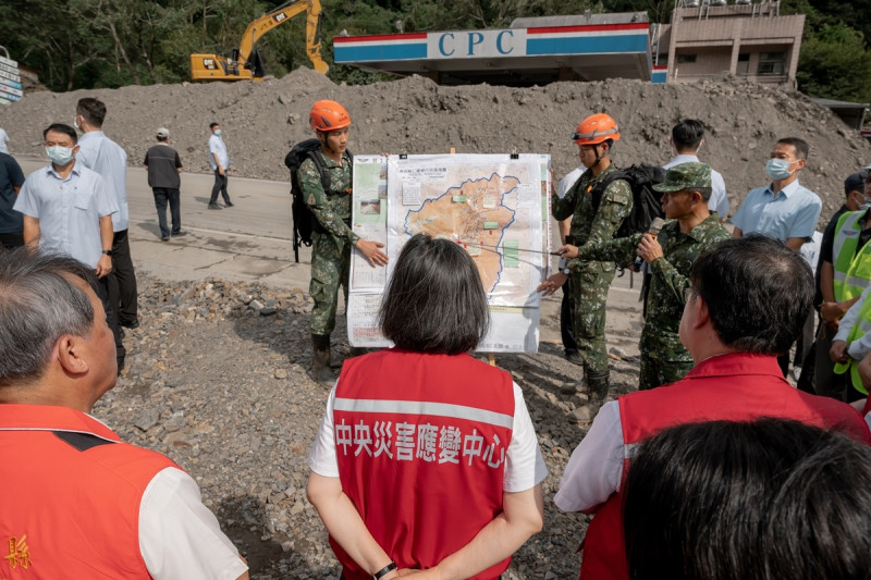 總統蔡英文7日到遭淹沒的南豐加油站聽取簡報   圖：總統府/提供