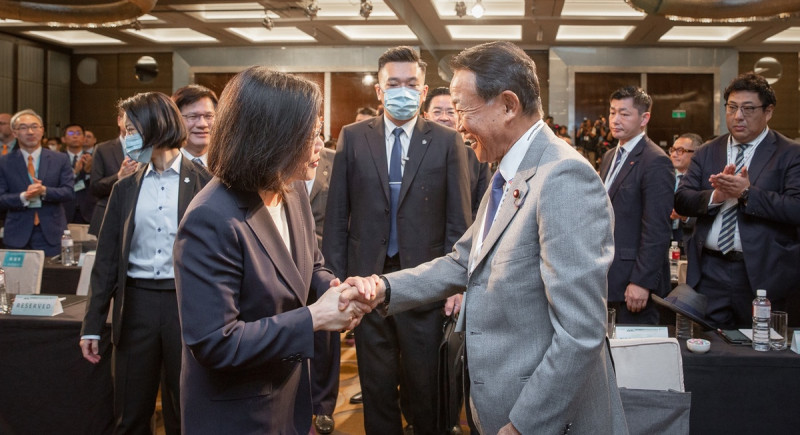 總統蔡英文8日與日本前首相麻生太郎握手致意。   圖：總統府提供