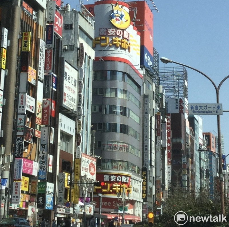「驚安」「驚安殿堂」原本是量販店的招牌，現在日本本身變成驚安殿堂啦 圖：劉黎兒攝
