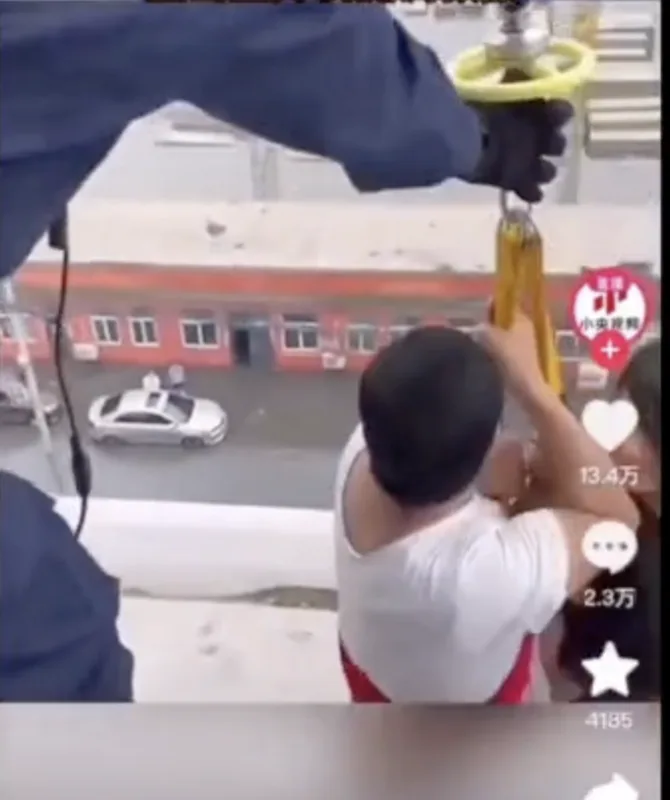 《央視》發布影片指出當局正用直升機救出涿州受困民眾，卻遭網友踢爆影片中的水位不高，根本不需要動用直升機前往救援。   圖：翻攝自微博