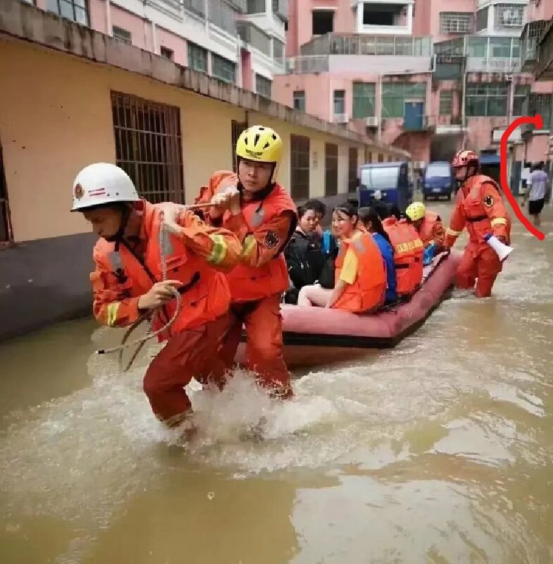 中國北京暴雨連日來受洪澇災肆虐，官媒卻被質疑屢次擺拍：水深及膝的淹水處須出動橡皮艇，被迫撤離家園的居民臉上更掛著藏不住的笑容。   圖：擷取自推特@fangshimin