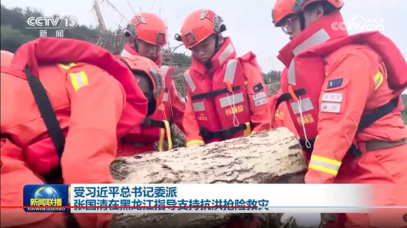 中國政府近日遂將北京暴雨救災工作的重心，移轉至形象維穩的公關操作上。一塊約莫 7 至 80 公分長的木頭，4 個大男人搬起來還不太輕鬆。   圖：擷取自中官媒《央視》