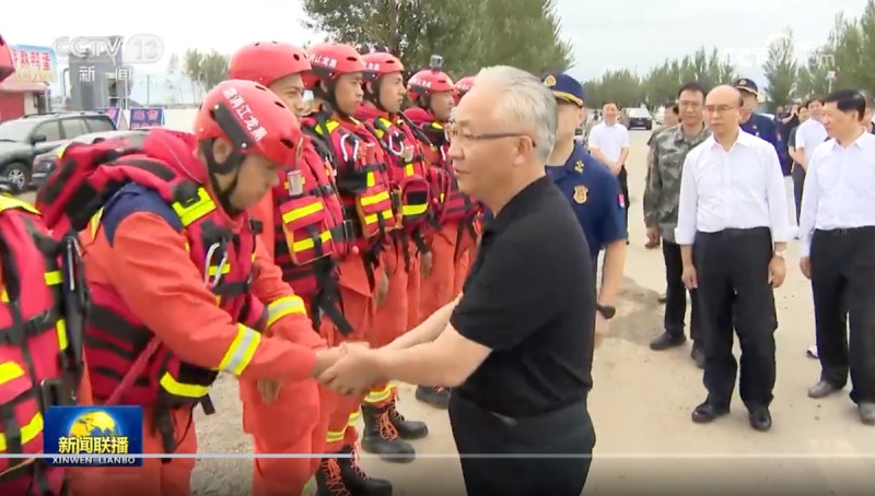 中國國務院副總理張國清前往黑龍江指導抗洪救災工作，救難隊員制服卻被發現一塵不染。   圖：擷取自中官媒《央視》