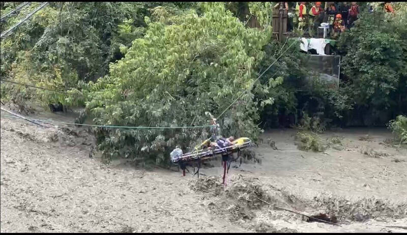卡努颱風尾為南投帶來致災性降雨（圖為廬山溫泉區救援畫面）。   圖：台中市消防局／提供