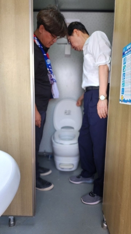 韓惪洙親自打掃廁所，稱「不要只要求別人幫你打掃」。 圖：翻攝自韓國總理辦公室