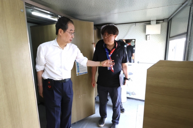 韓國總理韓惪洙 4 日親自前往新萬金露營場打掃廁所。   圖：翻攝自韓國總理辦公室