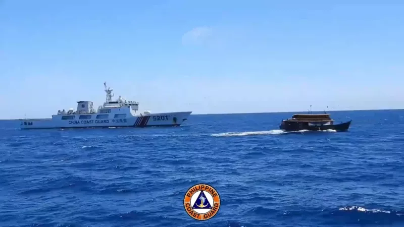 中國海警船驅離菲律賓補給船。   圖：翻攝自推特@coastguardph