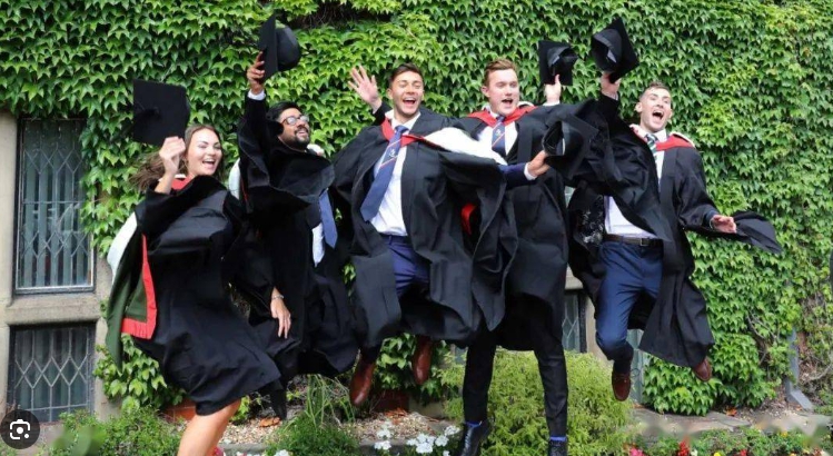今年許多的英國大學生，恐怕無法快樂地順利畢業。   圖 : 翻攝自搜狐