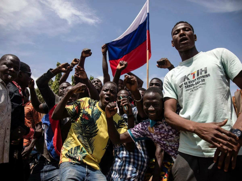 尼日政變，背後有瓦格納力挺，軍政府人士高舉俄羅斯國旗。   圖：翻攝自普里戈津Telegram頻道