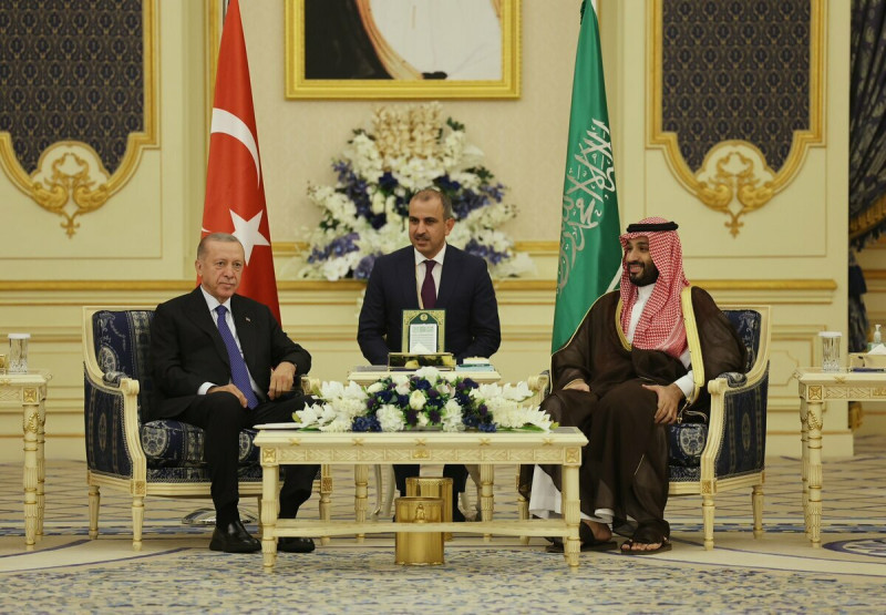 土耳其總統艾爾段（Recep Erdogan） 7 月時曾到訪沙烏地阿拉伯，與沙國領導人賓．沙爾曼（Mohammed bin Salman）見面，簽署一份「破紀錄」的軍購合約。 圖：翻攝自土耳其通訊總局 X 平台