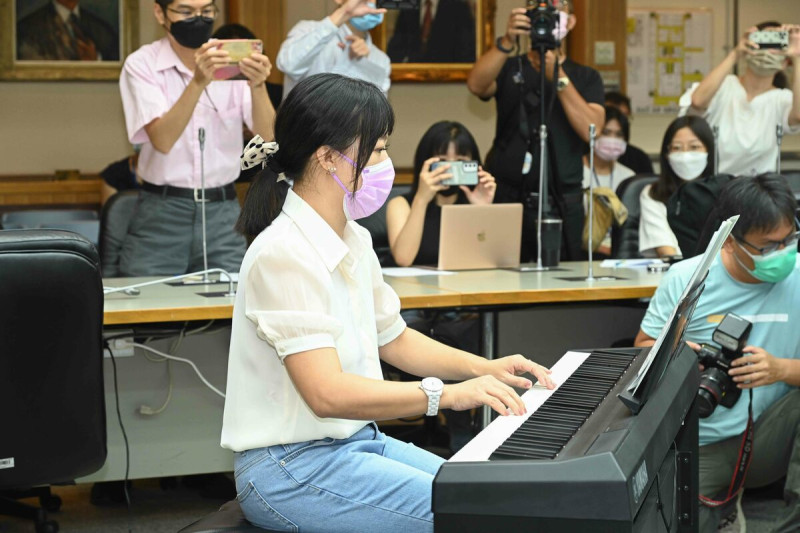 台大醫院運用「元宇宙手術模擬平台」，成功救回唐小姐的右手，讓她可在記者會上演奏鋼琴。   圖：台大醫院／提供