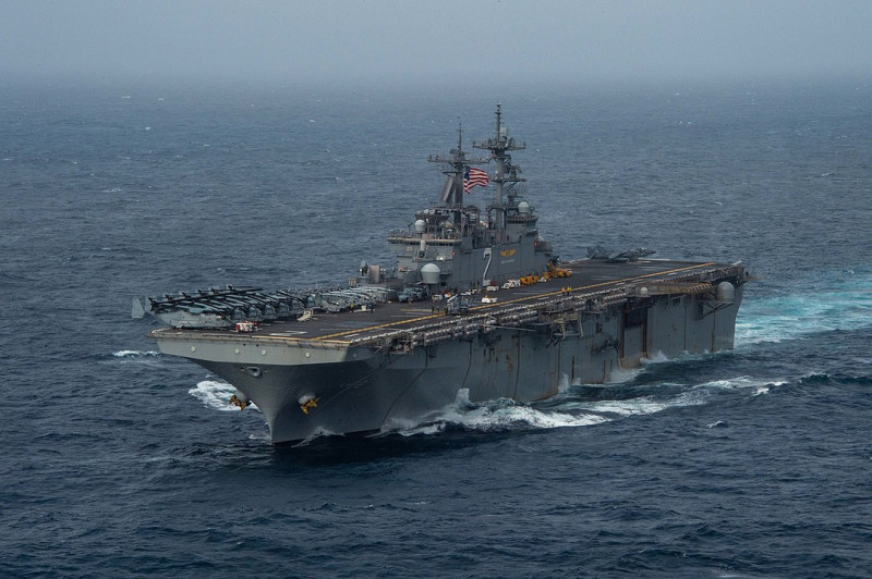 美國司法部指控，魏金超（Jinchao Patrick Wei，音譯）曾於 2022 年 2 月起向中國情報官員提供艾薩克斯號兩棲突擊艦（USS Essex, LHD-2）上的機密資訊。   圖：翻攝自維基百科