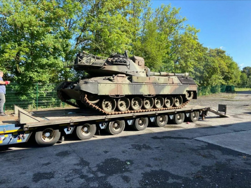 OIP 陸地系統的一輛豹-1 主戰坦克正在被運輸往其他工廠進行整修。   圖：翻攝自Freddy Versluys領英