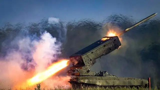  俄軍TOS-1A 噴火坦克「日灸」多管火箭系統發射溫壓彈。 圖：翻攝自騰訊網／《張學峰看空天》 