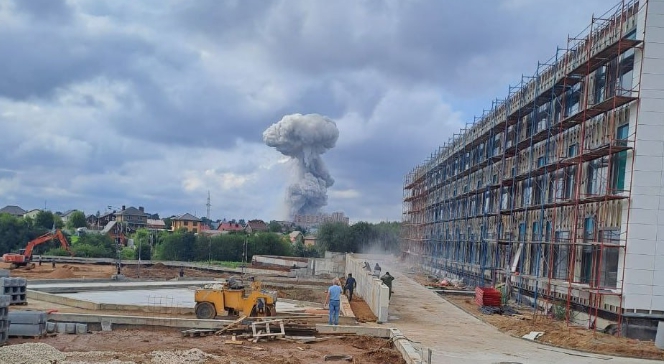莫斯科州紮戈爾斯克光學機械廠發生爆炸事故，超巨大的蕈狀雲直衝天際。   圖 : 翻攝自央視
