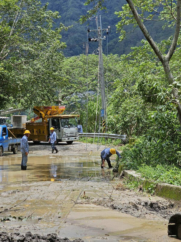 南投仁愛鄉因卡努颱風帶來嚴重災情，部分路段至今仍斷水斷電。   圖：台電南投區營業處／提供
