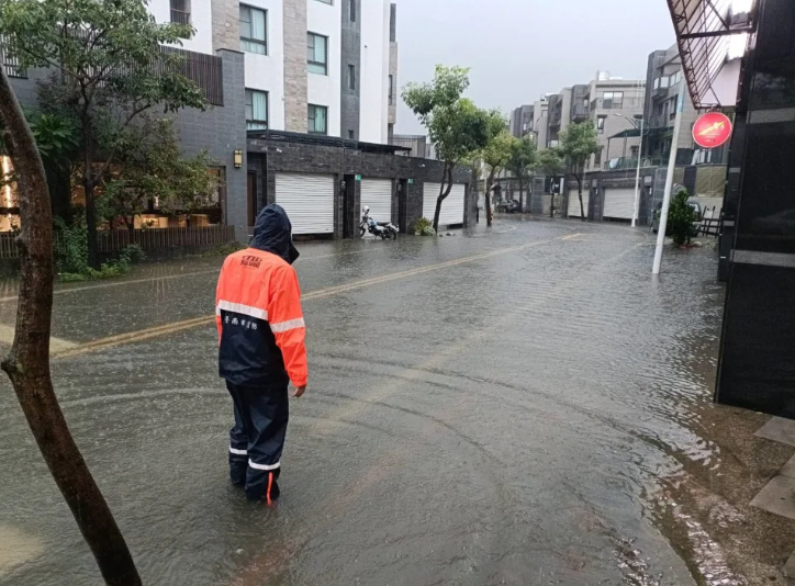 台南地區今日下大雨導致淹水。   圖：台南市政府／提供