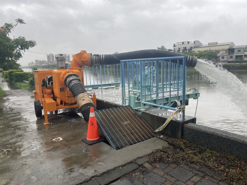 台南市水利局從昨晚緊急調度25座抽水站，今早31座抽水機全出動，並封閉林森、小東及歸仁地下道，以確保民眾通勤通學安全。啟動排洪設備。   圖：台南市水利局提供