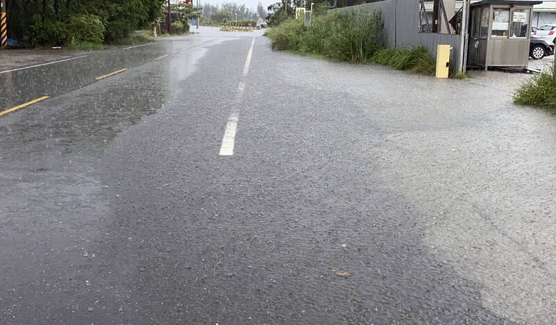 台南七股區遭暴雨襲擊，173、176線道路積水。   圖：佳里區公所提供。
