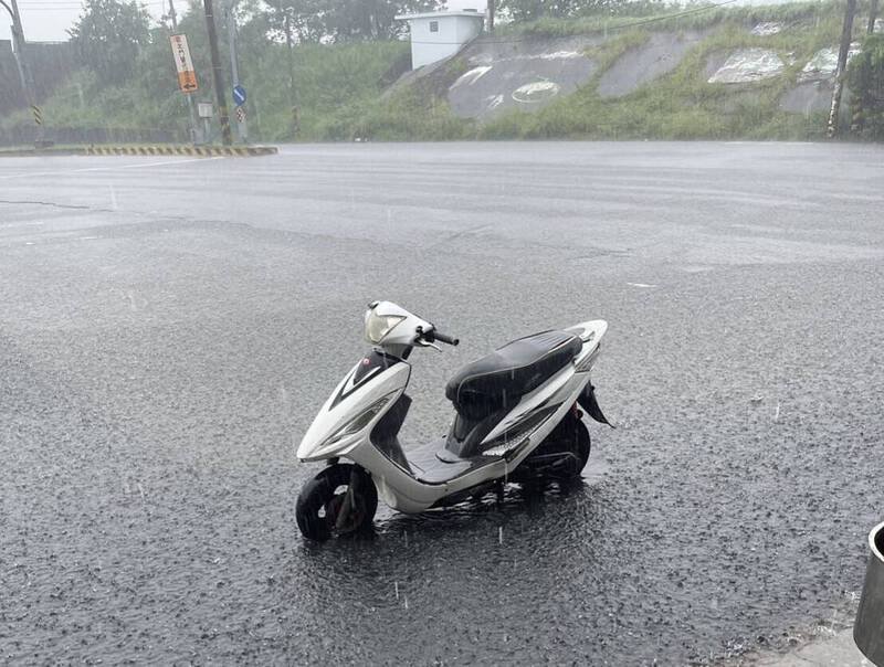 台南七股今天遭暴雨襲擊，173、176線道路多處積水。   圖：佳里區公所提供。