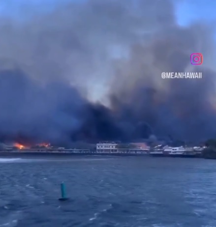 觀光重地的茂宜島（Maui） 遭到「前所未見」的野火侵襲。   圖:翻攝自HawaiiDelilah推特