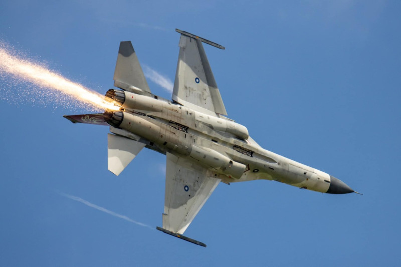 空軍初步調查後表示，該不正常火焰情況，研判為發動機噴口護焰器氣封片間隙過大導致；後續將依技令檢修。(示意圖)   圖：擷取自臉書「IDF 經國號」