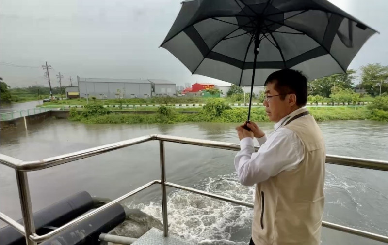 台南市上午短時間強降雨造成安南區傳出積水，台南市長黃偉哲關心積水狀況，要求市府團隊以最快速度處理，下午並前往安南區海尾寮抽水站現場視察，要求水利局持續關注，務必保持各地抽水站正常運作。   圖：台南市政府提供