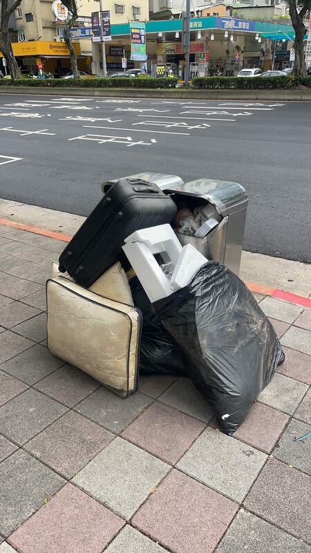 在台北市的街道隨處可見民眾違規棄置垃圾包、拋棄菸蒂等汙染環境行為。   圖：環保局提供