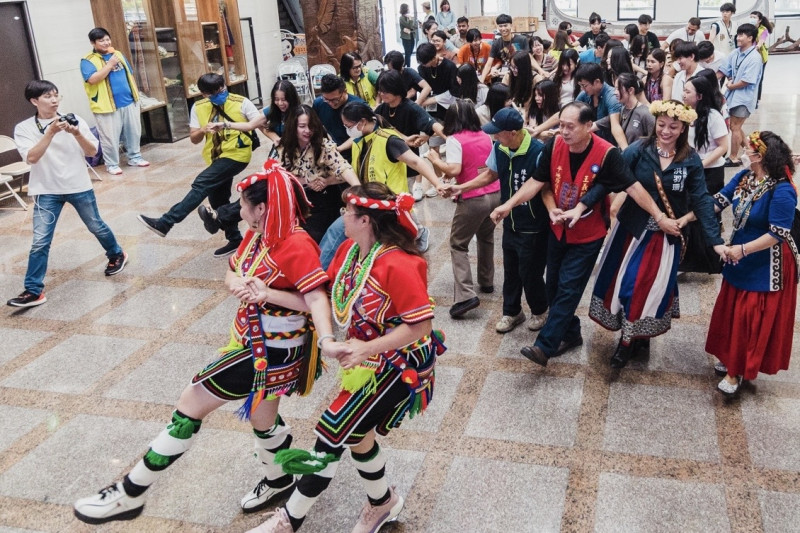 來賓與國際學生牽手嗨跳原住民舞蹈。   圖：高雄市行政暨國際處提供