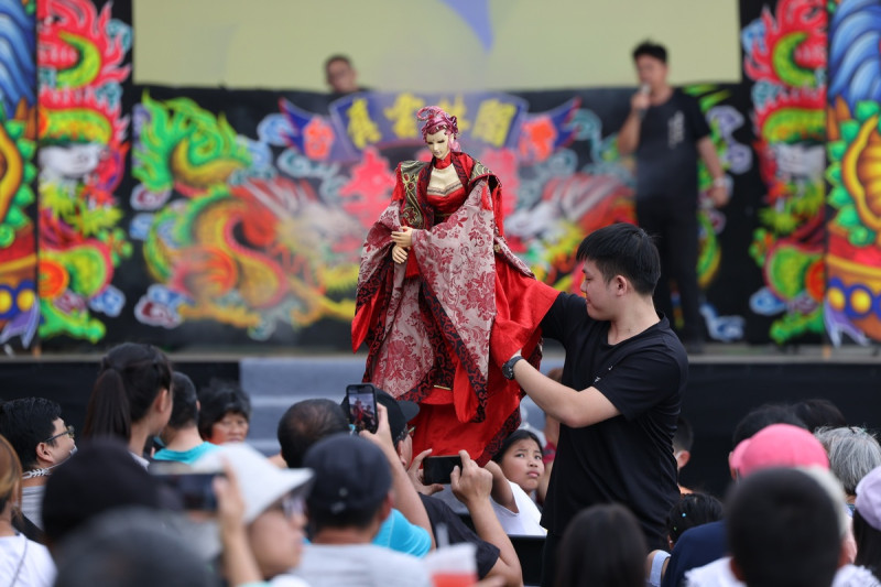 「真雲林閣掌中劇團」特地帶來親子布袋戲演出，過程中除講解臺灣布袋戲發展歷程，也展示不同尺寸戲偶，吸引觀眾搶拍。   圖：文化部提供。