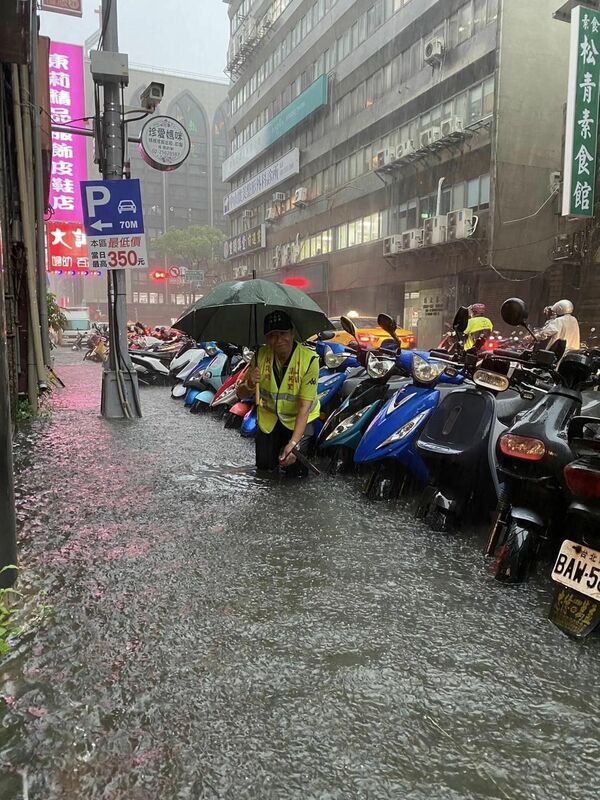 台北市今（10）日下午下起午後大雷雨，短延時強降雨造成台北市西側的大同、萬華及士林等區多處路段淹水   圖:顏若芳臉書