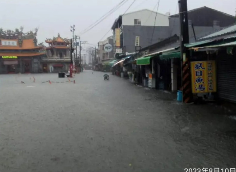 台南安南區發生淹水情況。   圖：翻攝我住台南安南區臉書