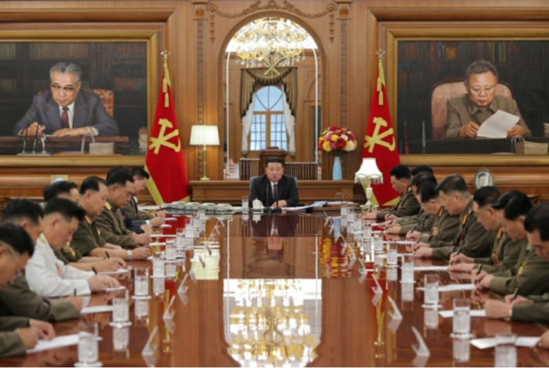颱風卡努（KHANUN）即將抵達北韓，北韓發布消息表示，民衆的首要任務是保護好領袖的肖像、畫像、半身塑像和紀念碑等等。   圖：取自勞動黨官網