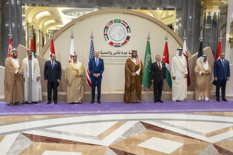 美國總統拜登（左5）去年7月曾訪問沙烏地阿拉伯，試圖穩固美國與中東國家關係，不讓中國有機可乘。   圖：新頭殼資料照／翻攝自拜登推特