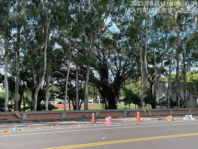 郭台銘造勢晚會結束後周邊留下滿地垃圾不管，引發居民痛批「這樣還想選總統」。   圖：翻攝竹南大小事臉書