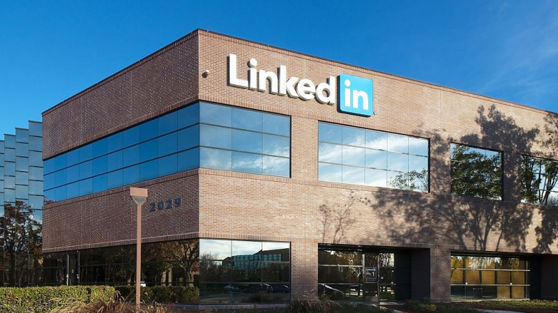 微軟旗下全球最大的求職社群平台「LinkedIn」，在9日宣布正式終止中國業務，不但將裁撤716個職位，還將進一步關閉在中國的剩餘業務。   翻攝自 維基百科