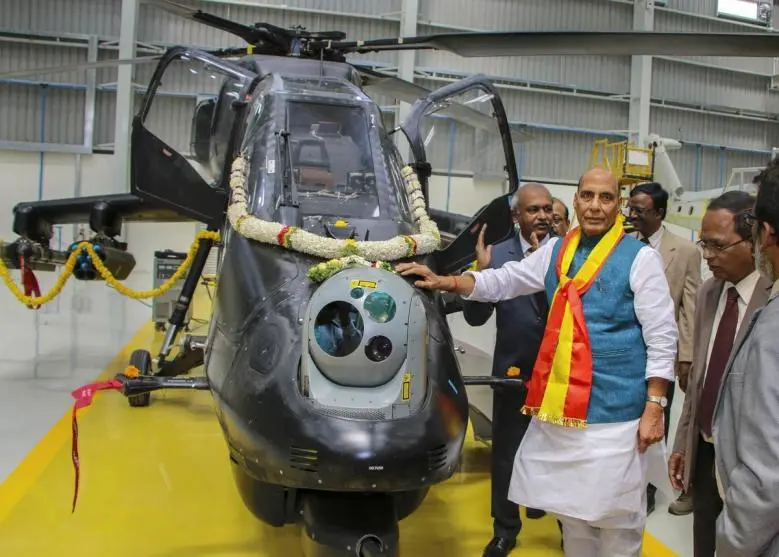 印度斯坦航空有限公司 HAL 近期完成第一批 15 架 LCH 「凶猛」國產輕型武裝直升機生產，即將交付印軍。   圖：翻攝自海峽新幹線