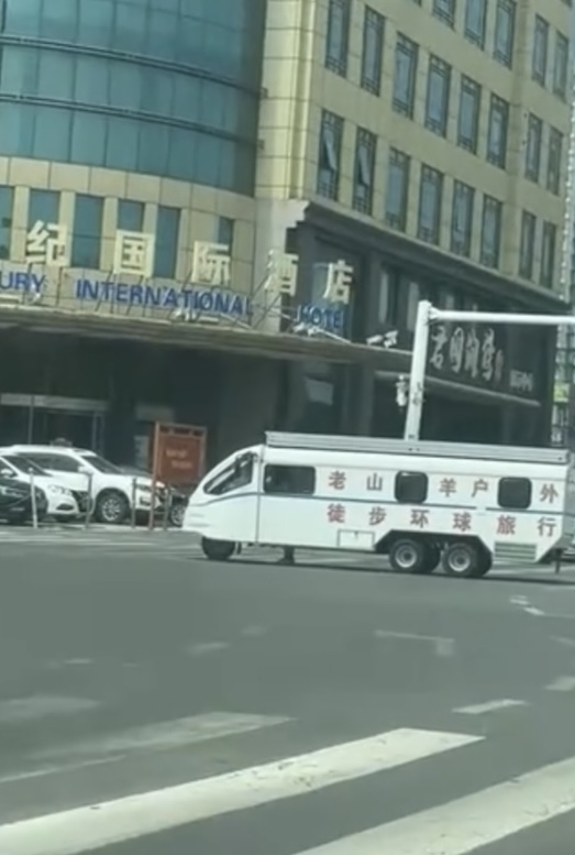 河北滄州馬路上驚現「人工版」汽車。畫面顯示，一車輛靠人工雙腿在人行橫道上緩慢橫行。   圖：翻攝自青蜂俠