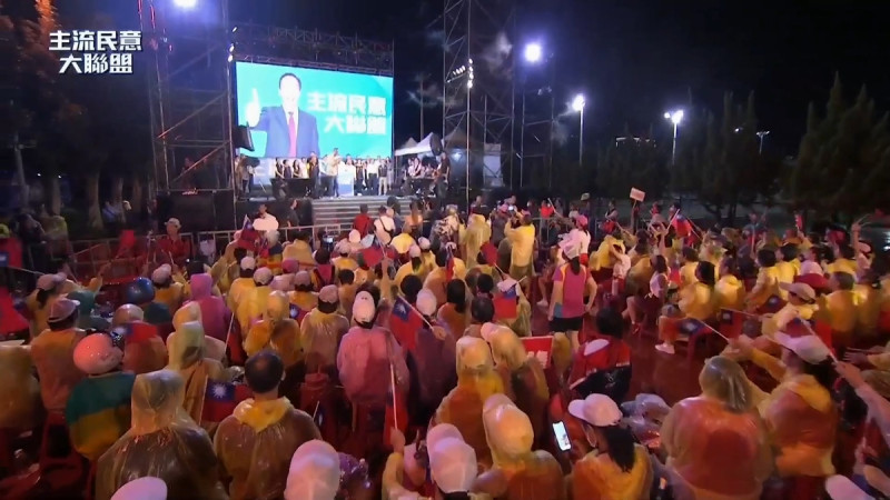 晚間於竹南運動公園舉辦的造勢大會，場面熱絡，不少民眾穿著雨衣到場支持。   圖：翻攝自郭台銘臉書