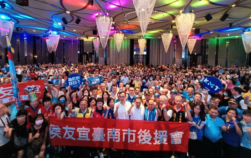 侯友宜在台南舉辦大型募款餐會，現場人潮搶搶滾，許多鐵捍藍都到場表達支持之意。   圖：黃博郎／攝
