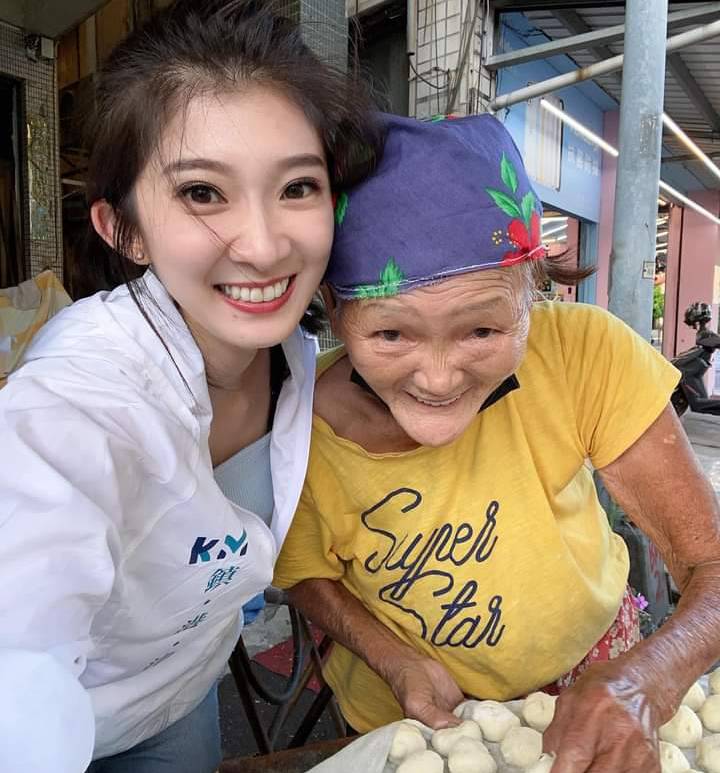 李明璇(左)幫阿嬤行銷「一口水煎包」。   圖:翻攝李明璇臉書