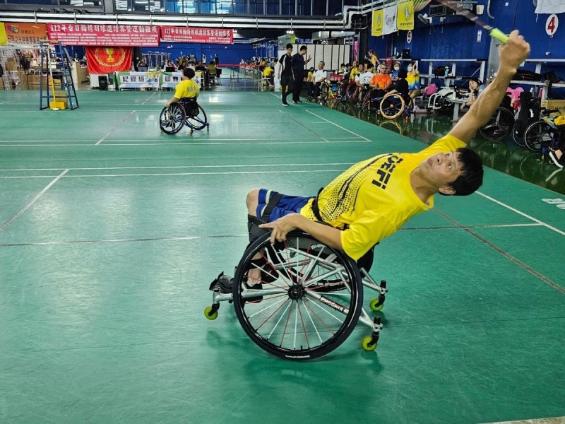 輪椅羽球選手展現高超球技。   圖：高雄市傷殘服務協會提供