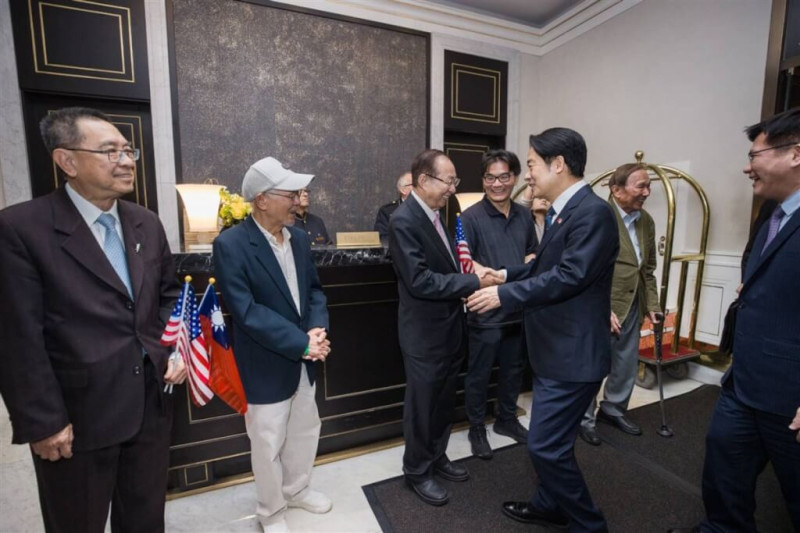 副總統賴清德（前右2）12日過境美國紐約，超微（AMD）董事長暨執行長蘇姿丰的父親、紐約台灣會館理事長蘇春槐在飯店迎接，與賴清德握手。   圖：總統府提供