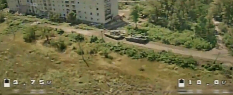 烏軍無人機鎖定俄軍 BMPT 戰車。圖為烏軍無人機視角。   圖：翻攝自 Illia Ponomarenko 推特