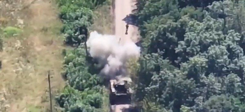 烏軍無人機摧毀俄軍 BMPT 戰車。   圖：翻攝自 Illia Ponomarenko 推特