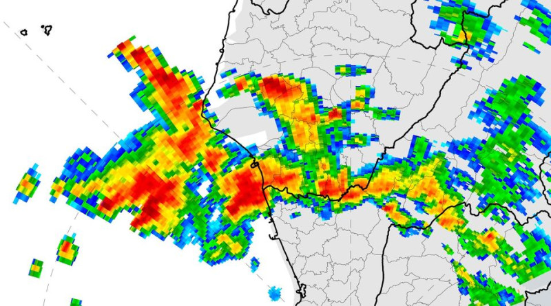 台南限定大範圍雷雨帶排隊進入，須慎防瞬間大雨。   圖：翻攝自台灣颱風論壇｜天氣特急臉書