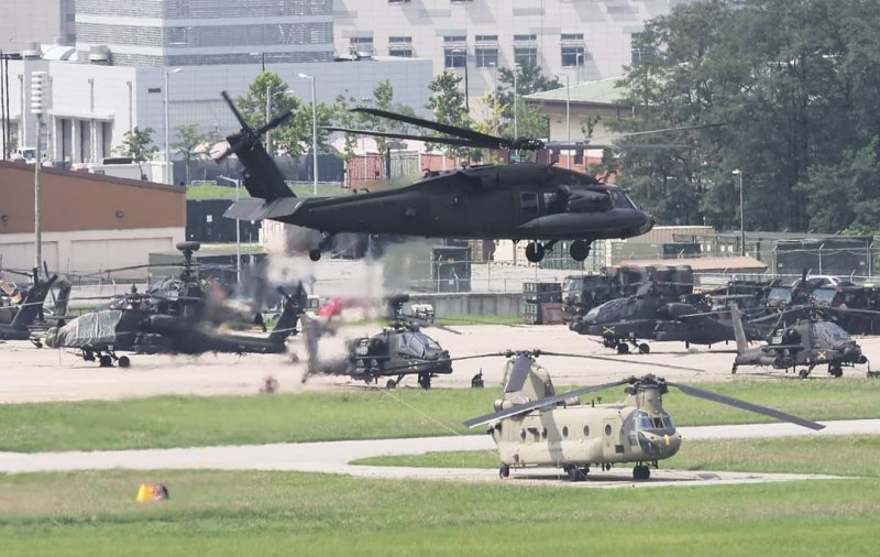 南韓與駐韓美軍敲定今年「乙支自由護盾」聯合軍演時間，自21日起分2階段進行。圖為2022年「乙支自由護盾」聯合軍演，美黑鷹直升機起飛。   圖：翻攝@CRNICASMILITAR1推特